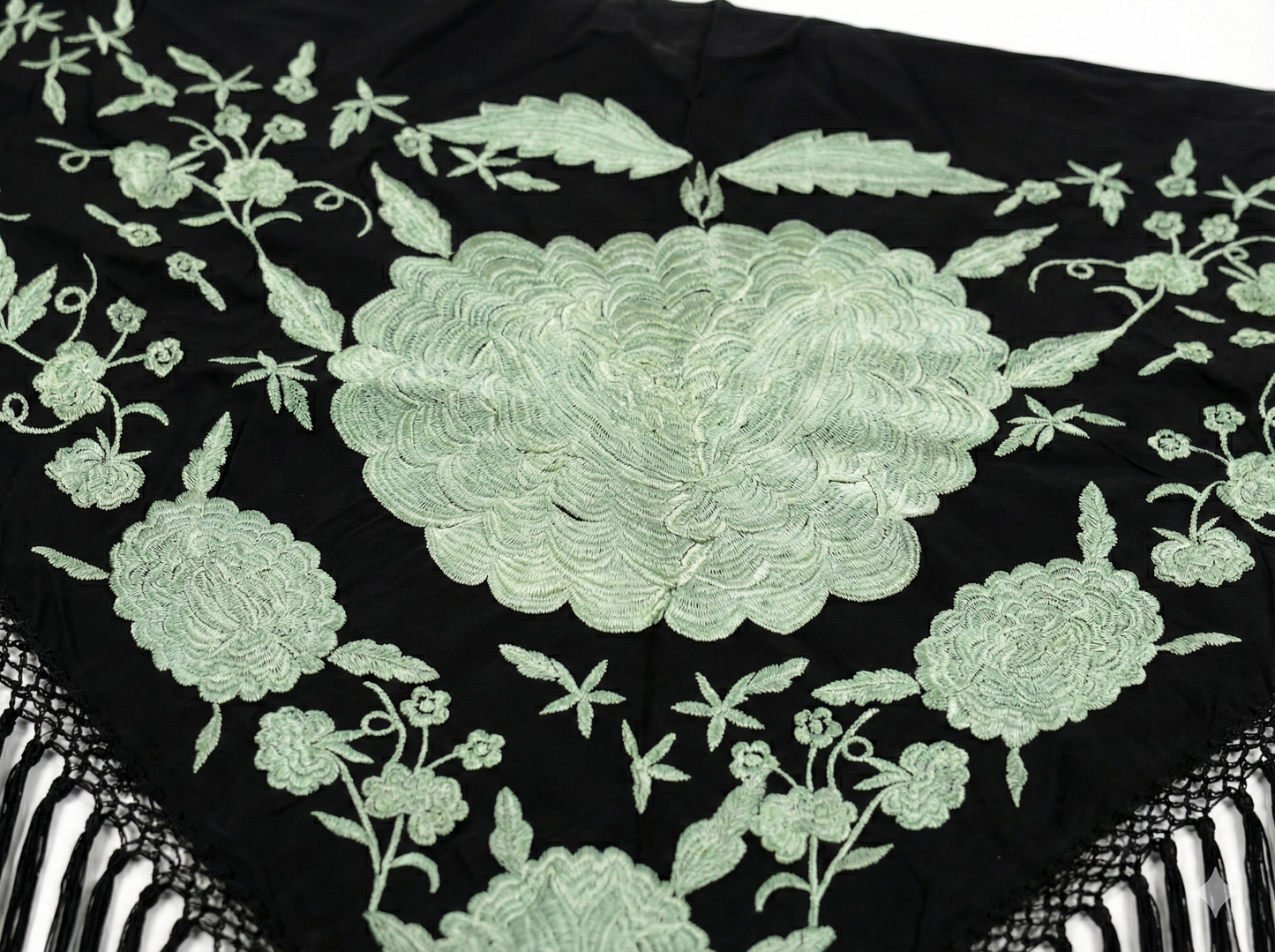 Mantoncillo Carmen Negro Azabache y Verde Jabonoso